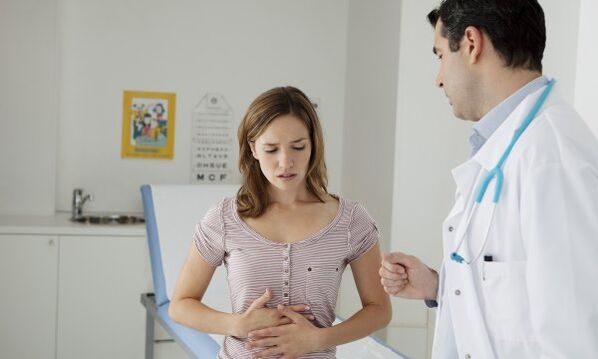The gastroenterologist explains in detail to the patient with pancreatitis how to eat so as not to harm the body